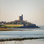 La Ligne Bleue Front De Et Vue Sur Tour Vauban Saint-Vaast-la-Hougue