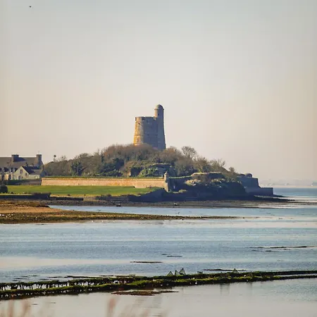 La Ligne Bleue Front De Et Vue Sur Tour Vauban Saint-Vaast-la-Hougue