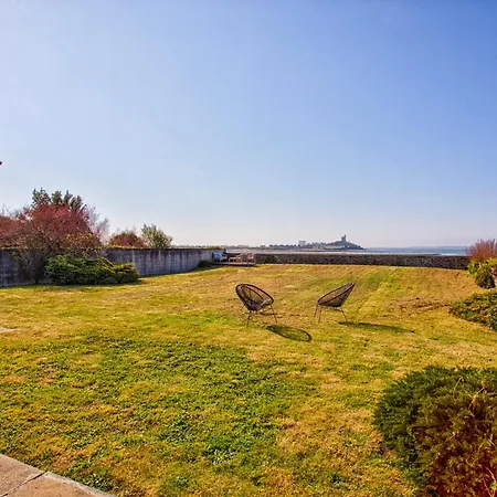 La Ligne Bleue Front De Et Vue Sur Tour Vauban