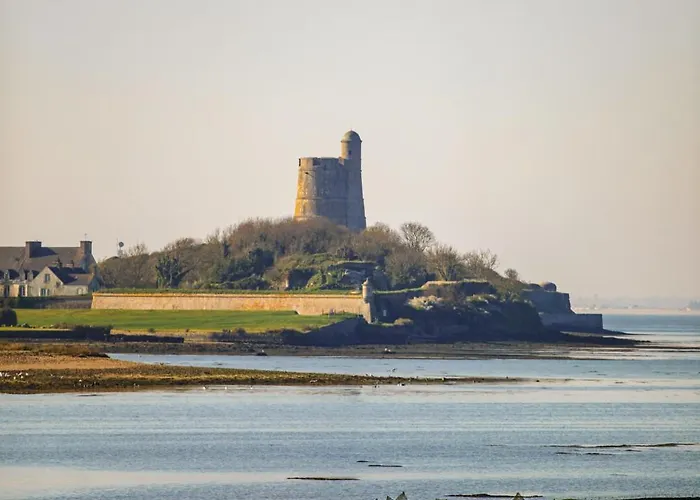 La Ligne Bleue Front De Et Vue Sur Tour Vauban Saint-Vaast-la-Hougue