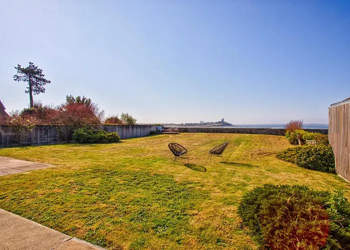 La Ligne Bleue Front De Et Vue Sur Tour Vauban