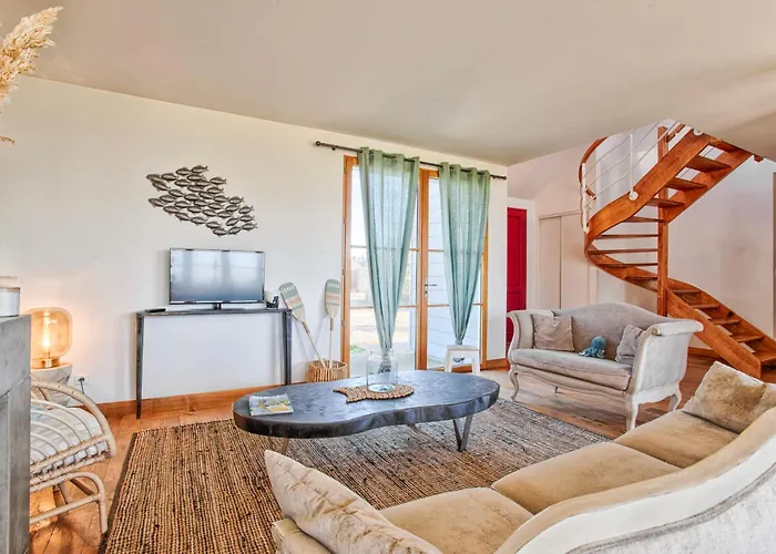 La Ligne Bleue Front De Et Vue Sur Tour Vauban Saint-Vaast-la-Hougue