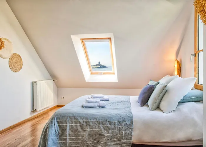 La Ligne Bleue Front De Et Vue Sur Tour Vauban