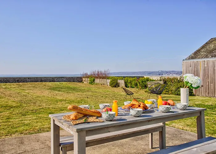 La Ligne Bleue Front De Et Vue Sur Tour Vauban Feriehus *
