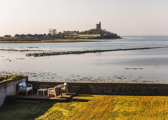 La Ligne Bleue Front De Et Vue Sur Tour Vauban *